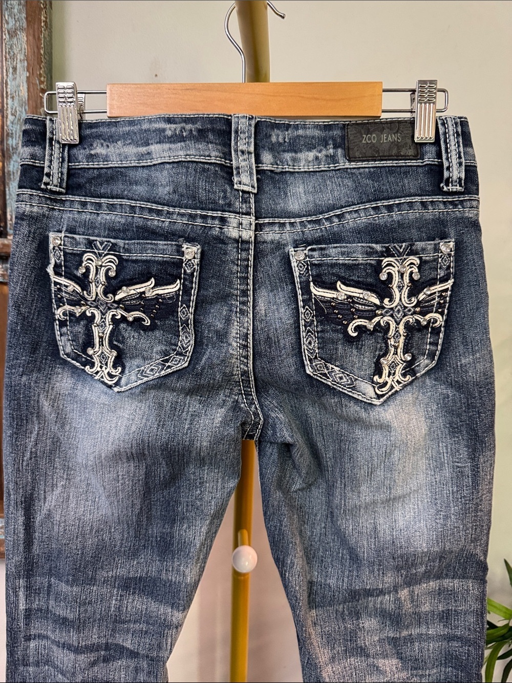 ZCO cross Embroidered Back Pocket Dark Wash stretch Denim EUC 9